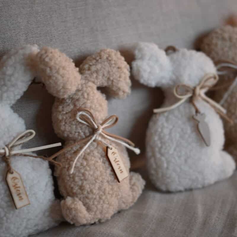 Bouclé Hase 8x13 cm in verschiedenen Ausführungen