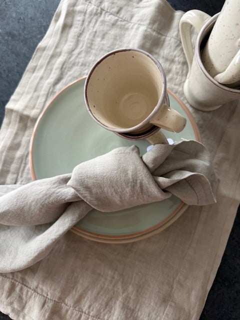 Leinen Tischwäsche aus dem Gartenfenster